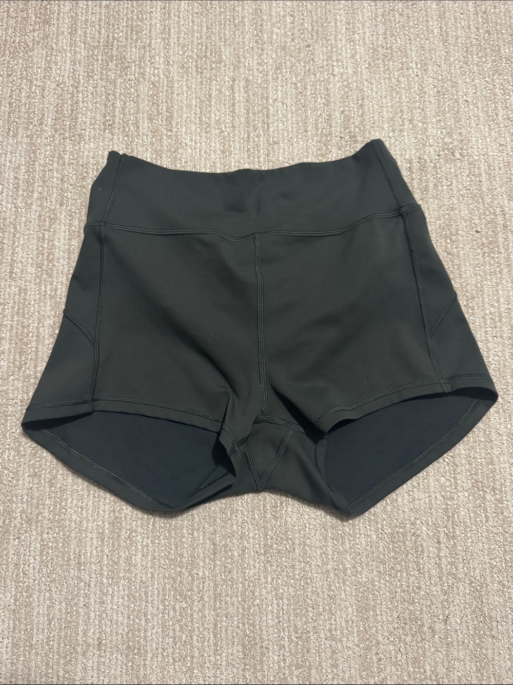 Lululemon Woman's Size 10 Evergreen In Movement Shorts Everlux 2.5" Athletic